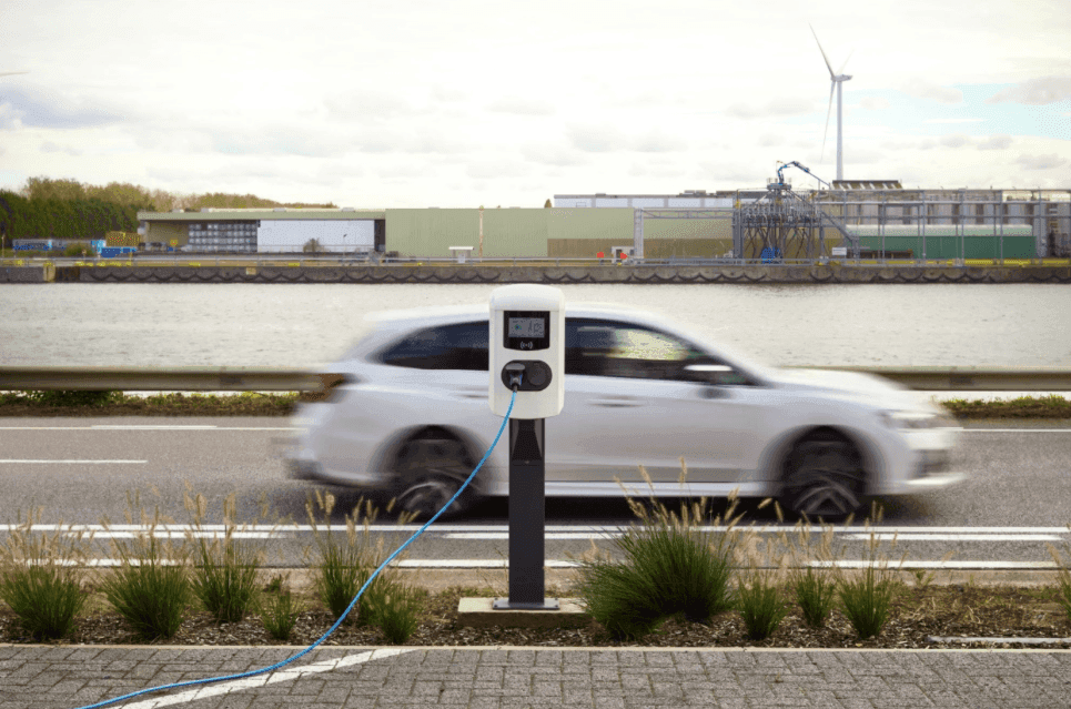 Elektrisch voertuig aan de laadpaal